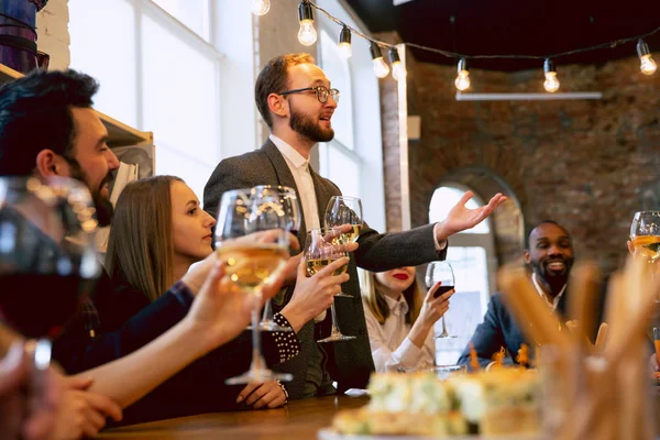 Felices compañeros de trabajo celebrando mientras la empresa fiesta y evento corporativo — Foto de Stock