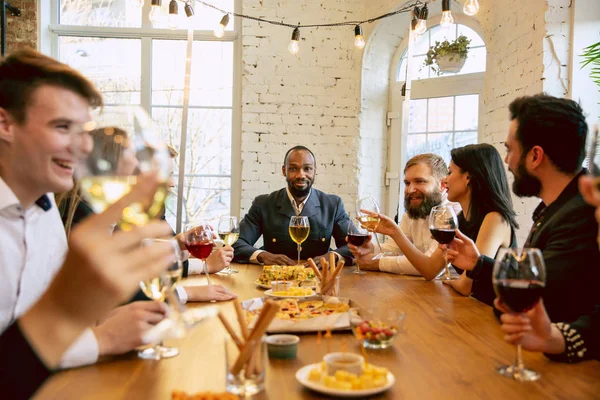 Felices compañeros de trabajo celebrando mientras la empresa fiesta y evento corporativo — Foto de Stock