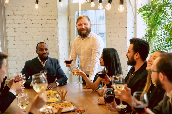 Felices compañeros de trabajo celebrando mientras la empresa fiesta y evento corporativo — Foto de Stock