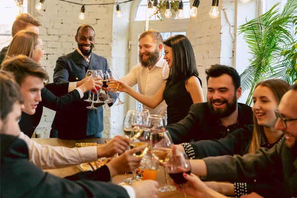 Boldog munkatársak ünnepelnek, miközben céges buli és céges rendezvény — Stock Fotó