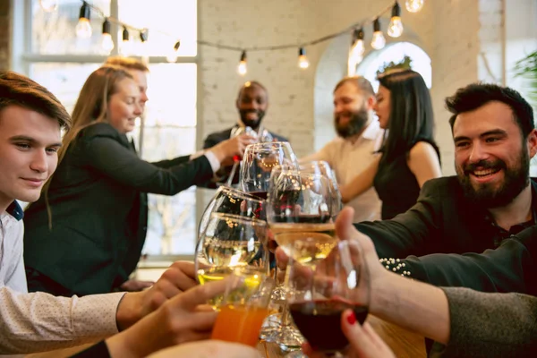 Szczęśliwi współpracownicy świętują podczas imprezy firmowej i imprezy firmowej — Zdjęcie stockowe