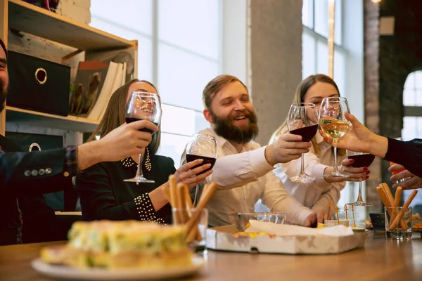 Felices compañeros de trabajo celebrando mientras la empresa fiesta y evento corporativo — Foto de Stock