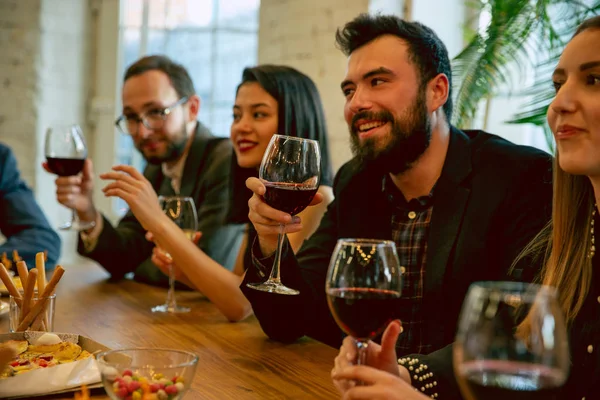 Felices compañeros de trabajo celebrando mientras la empresa fiesta y evento corporativo — Foto de Stock