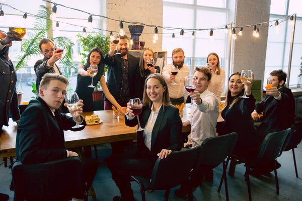 Felices compañeros de trabajo celebrando mientras la empresa fiesta y evento corporativo — Foto de Stock