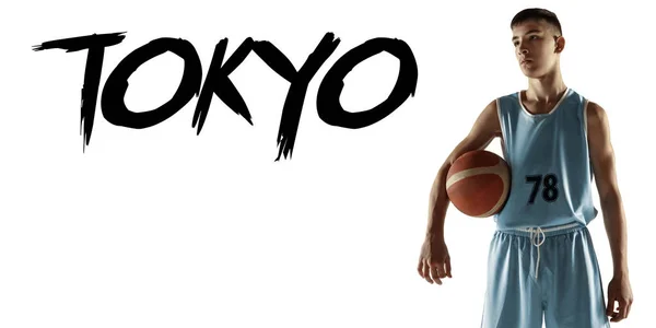 一个带着球的年轻篮球运动员的全长肖像 — 图库照片