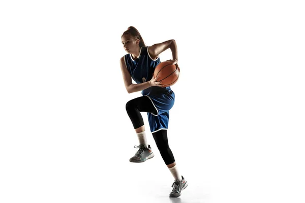 Jovem caucasiano jogador de basquete feminino contra fundo estúdio branco — Fotografia de Stock