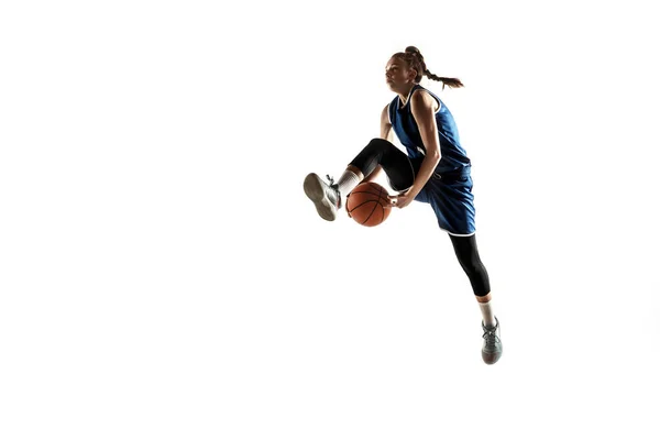 Jovem caucasiano jogador de basquete feminino contra fundo estúdio branco — Fotografia de Stock