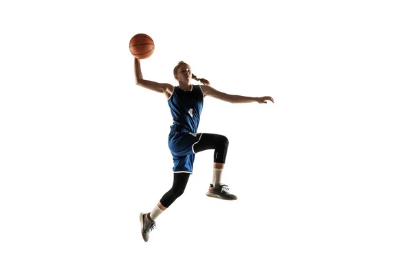 Beyaz stüdyo geçmişine karşı beyaz kadın basketbolcu — Stok fotoğraf