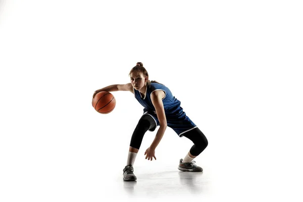 Jonge blanke vrouwelijke basketbalspeler tegen witte studio achtergrond — Stockfoto