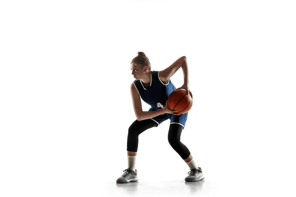 Joven jugador de baloncesto femenino caucásico contra fondo blanco estudio — Foto de Stock