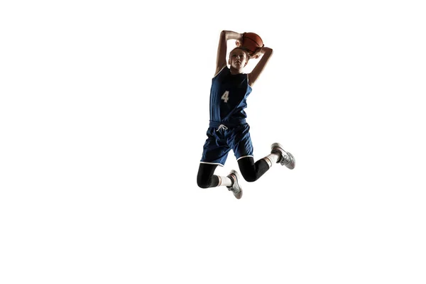 Jovem caucasiano jogador de basquete feminino contra fundo estúdio branco — Fotografia de Stock