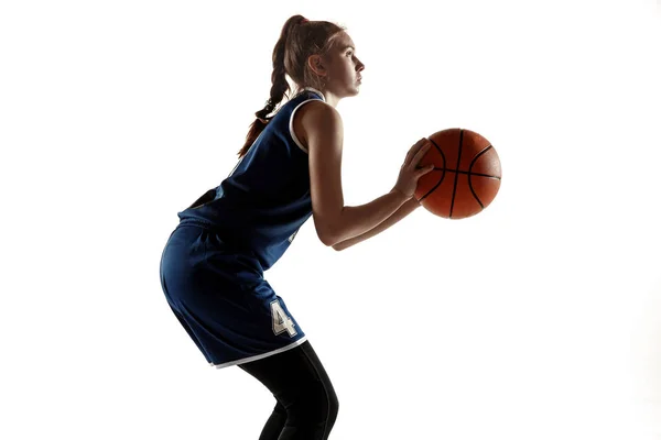 Joven jugador de baloncesto femenino caucásico contra fondo blanco estudio — Foto de Stock