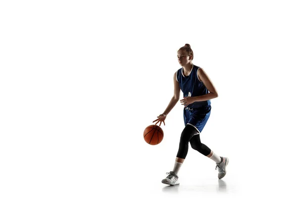 Jovem caucasiano jogador de basquete feminino contra fundo estúdio branco — Fotografia de Stock