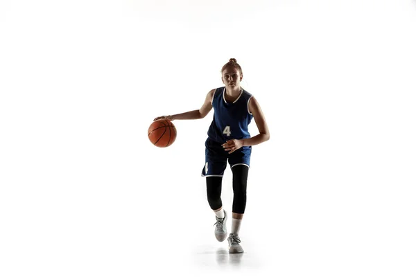 Giovane caucasico giocatore di basket femminile contro bianco studio sfondo — Foto Stock