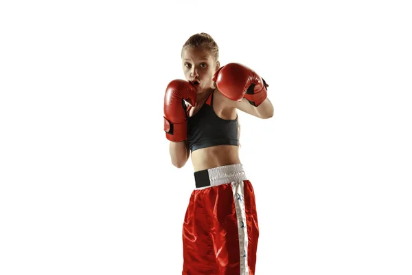 白い背景に隔離された若い女性キックボクシング戦闘機の訓練 — ストック写真