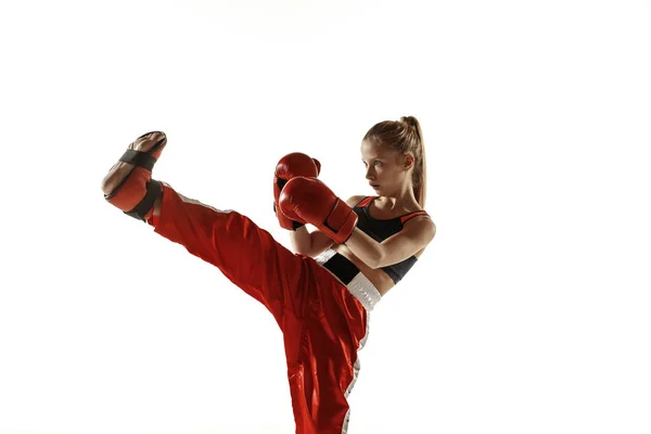 Junge Kickbox-Kämpferin trainiert isoliert auf weißem Hintergrund — Stockfoto