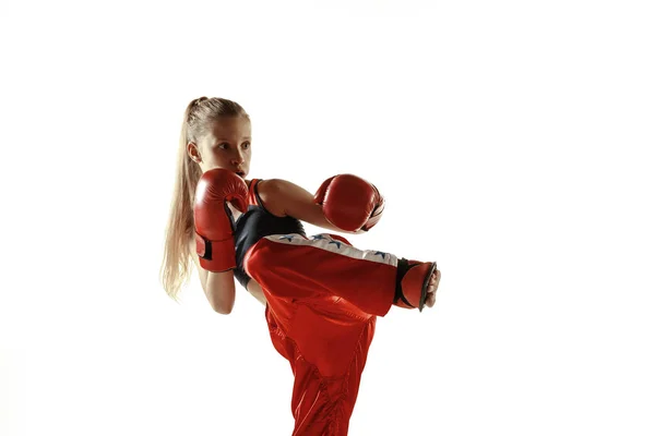 Joven mujer kickboxing entrenamiento de combate aislado sobre fondo blanco — Foto de Stock