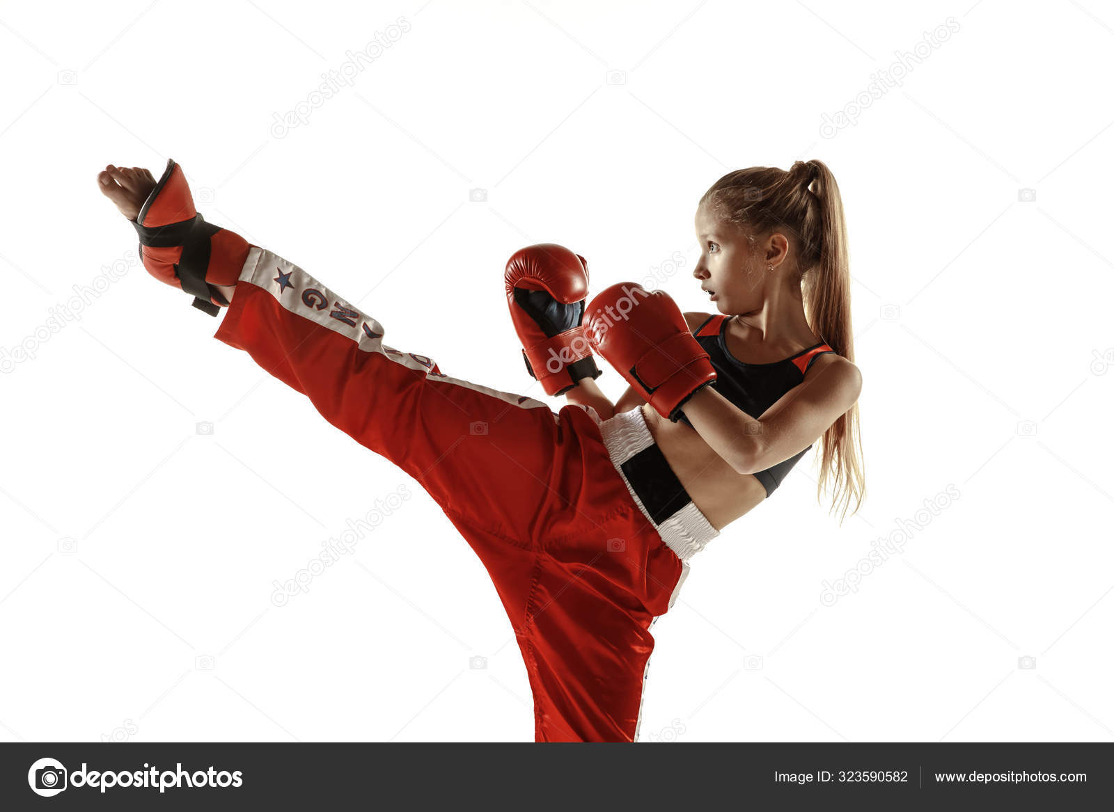 Joven mujer kickboxing entrenamiento de combate aislado sobre