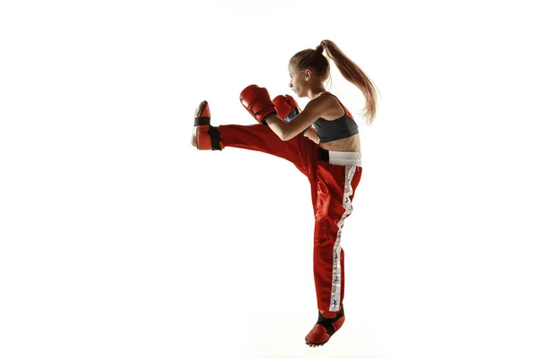 Jovem lutador de kickboxing feminino treinando isolado em fundo branco — Fotografia de Stock