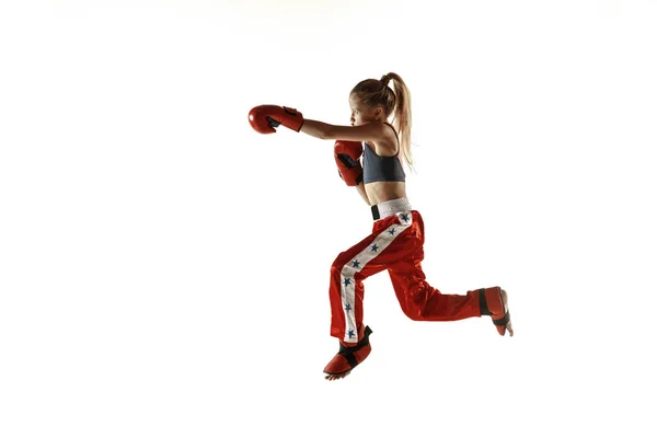 Genç bayan kickboks dövüşçüleri eğitimi beyaz arka planda izole edildi — Stok fotoğraf