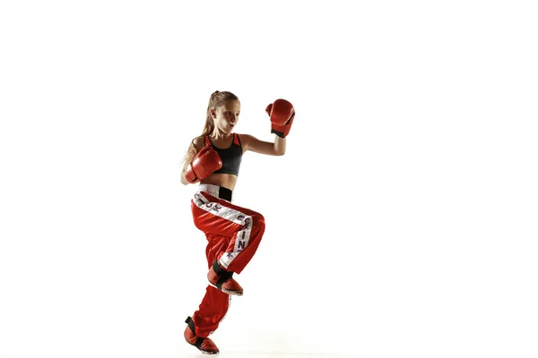 Jovem lutador de kickboxing feminino treinando isolado em fundo branco — Fotografia de Stock