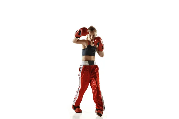 Mladá žena kickbox bojovník trénink izolované na bílém pozadí — Stock fotografie