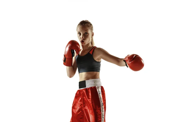 Jovem lutador de kickboxing feminino treinando isolado em fundo branco — Fotografia de Stock