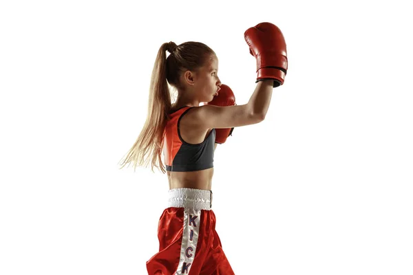白い背景に隔離された若い女性キックボクシング戦闘機の訓練 — ストック写真
