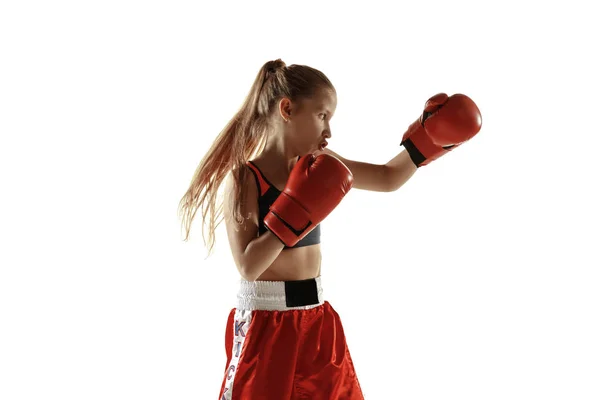 Jovem lutador de kickboxing feminino treinando isolado em fundo branco — Fotografia de Stock