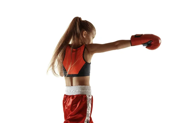 Joven mujer kickboxing entrenamiento de combate aislado sobre fondo blanco —  Fotos de Stock