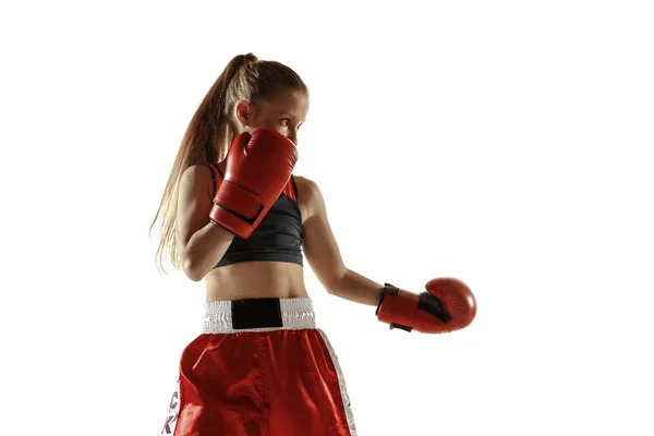 Joven mujer kickboxing entrenamiento de combate aislado sobre fondo blanco — Foto de Stock