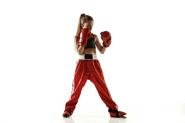 Joven mujer kickboxing entrenamiento de combate aislado sobre fondo blanco — Foto de Stock