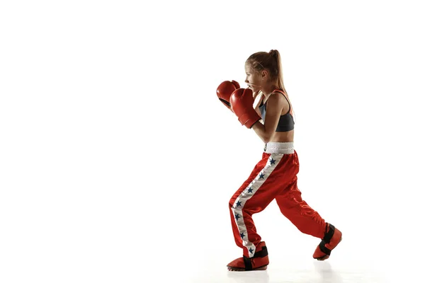 Молодая женщина тренируется кикбоксинг на белом фоне — стоковое фото