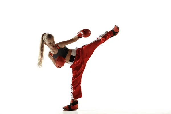 Junge Kickbox-Kämpferin trainiert isoliert auf weißem Hintergrund — Stockfoto