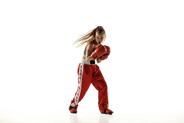 Joven mujer kickboxing entrenamiento de combate aislado sobre fondo blanco —  Fotos de Stock