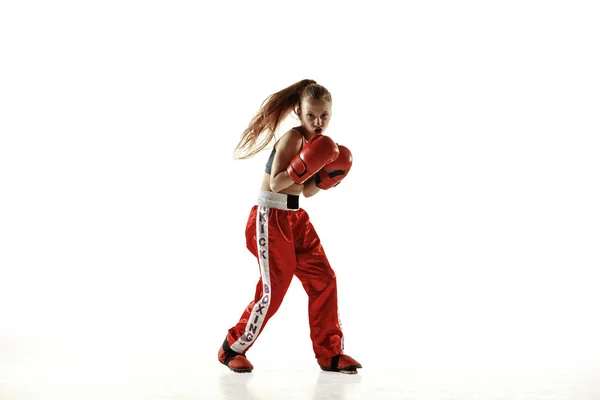 Joven mujer kickboxing entrenamiento de combate aislado sobre fondo blanco — Foto de Stock