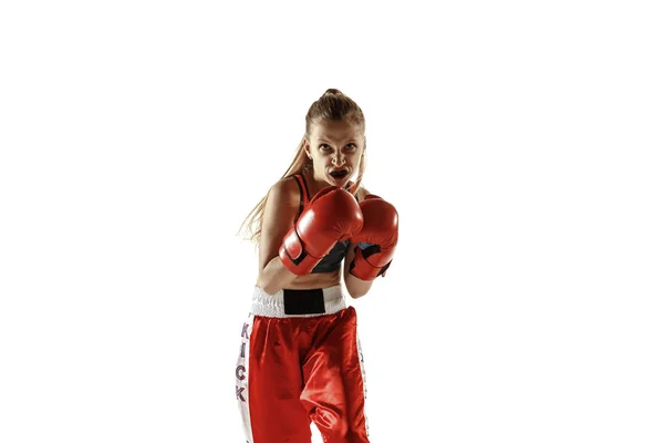 Joven mujer kickboxing entrenamiento de combate aislado sobre fondo blanco — Foto de Stock
