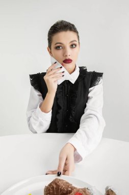 Ne yersek oyuz. Plastik yemek yiyen kadınlar, eko konsepti