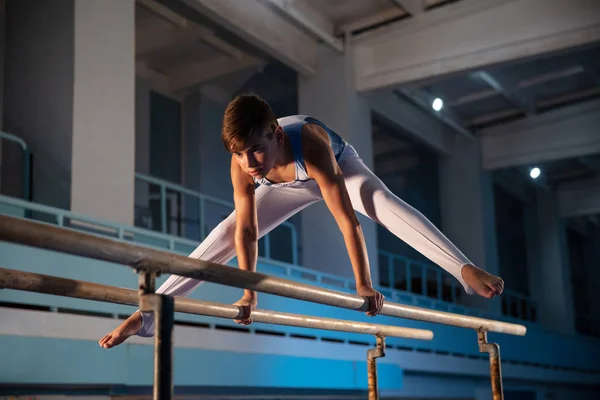 Petit entraînement de gymnaste masculin en salle de gym, flexible et actif — Photo