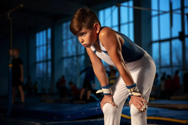 Malý gymnastický trénink v tělocvičně, flexibilní a aktivní — Stock fotografie