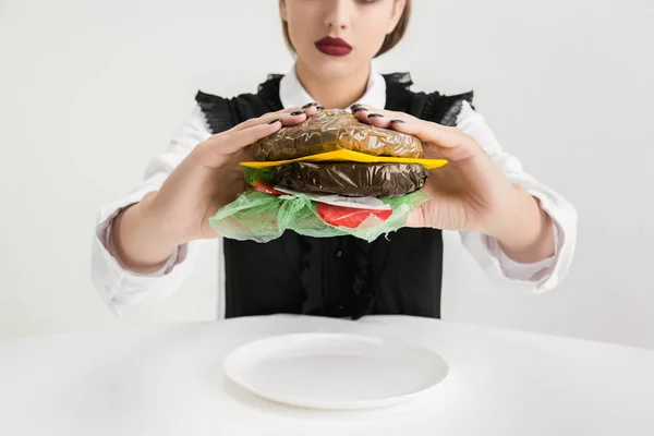 Somos o que comemos. Mulheres comendo alimentos de plástico, conceito ecológico — Fotografia de Stock