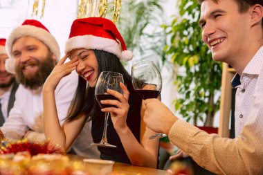 Yeni yıl ve Noel için şirket partisi verirken mutlu iş arkadaşları kutluyor.