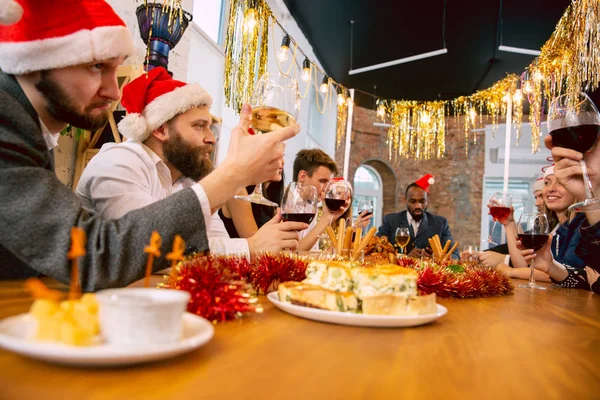 Счастливые коллеги, празднующие Новый год и Рождество на корпоративной вечеринке — стоковое фото