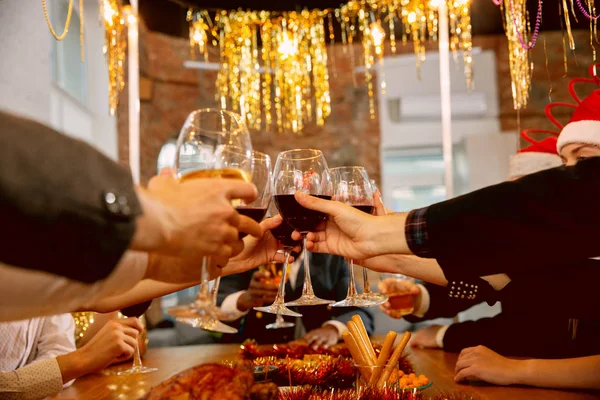 Felices compañeros de trabajo celebrando durante la fiesta de la empresa para Año Nuevo y Navidad —  Fotos de Stock