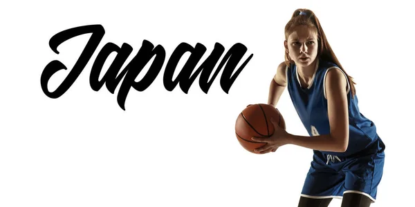 Giovane giocatrice caucasica di basket su sfondo bianco, Tokyo — Foto Stock