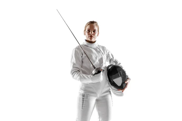 Дівчина-підліток в костюмі фехтування з мечем в руці ізольована на білому тлі — стокове фото