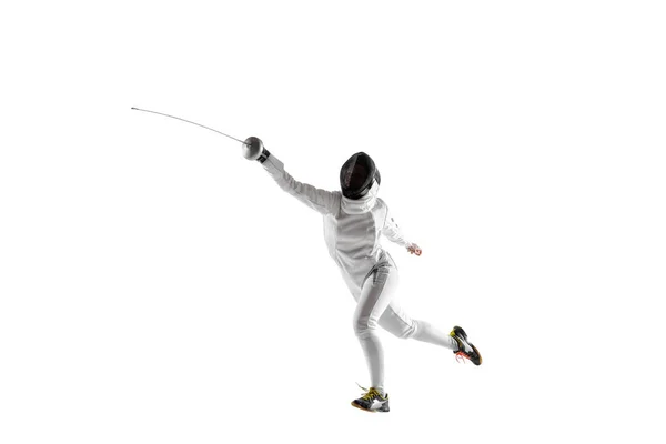 Chica adolescente en traje de esgrima con espada en la mano aislado sobre fondo blanco — Foto de Stock
