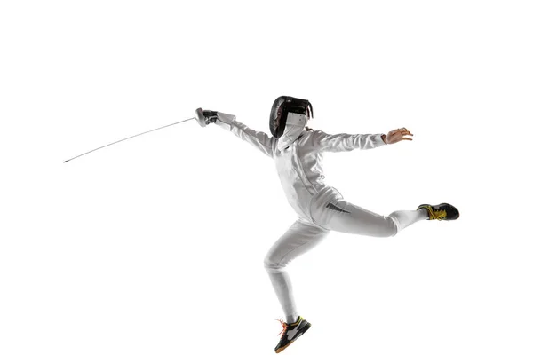 Nastolatka w stroju szermierki z mieczem w ręku izolowane na białym tle — Zdjęcie stockowe