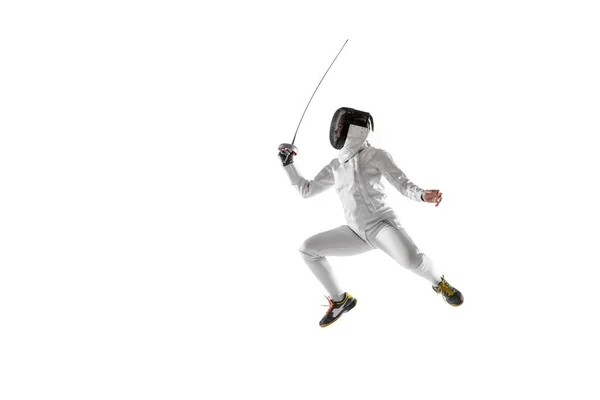 Adolescente en costume d'escrime avec épée à la main isolé sur fond blanc — Photo