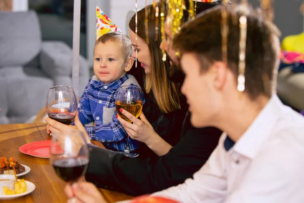 Portrait de famille heureuse célébrant un anniversaire à la maison — Photo